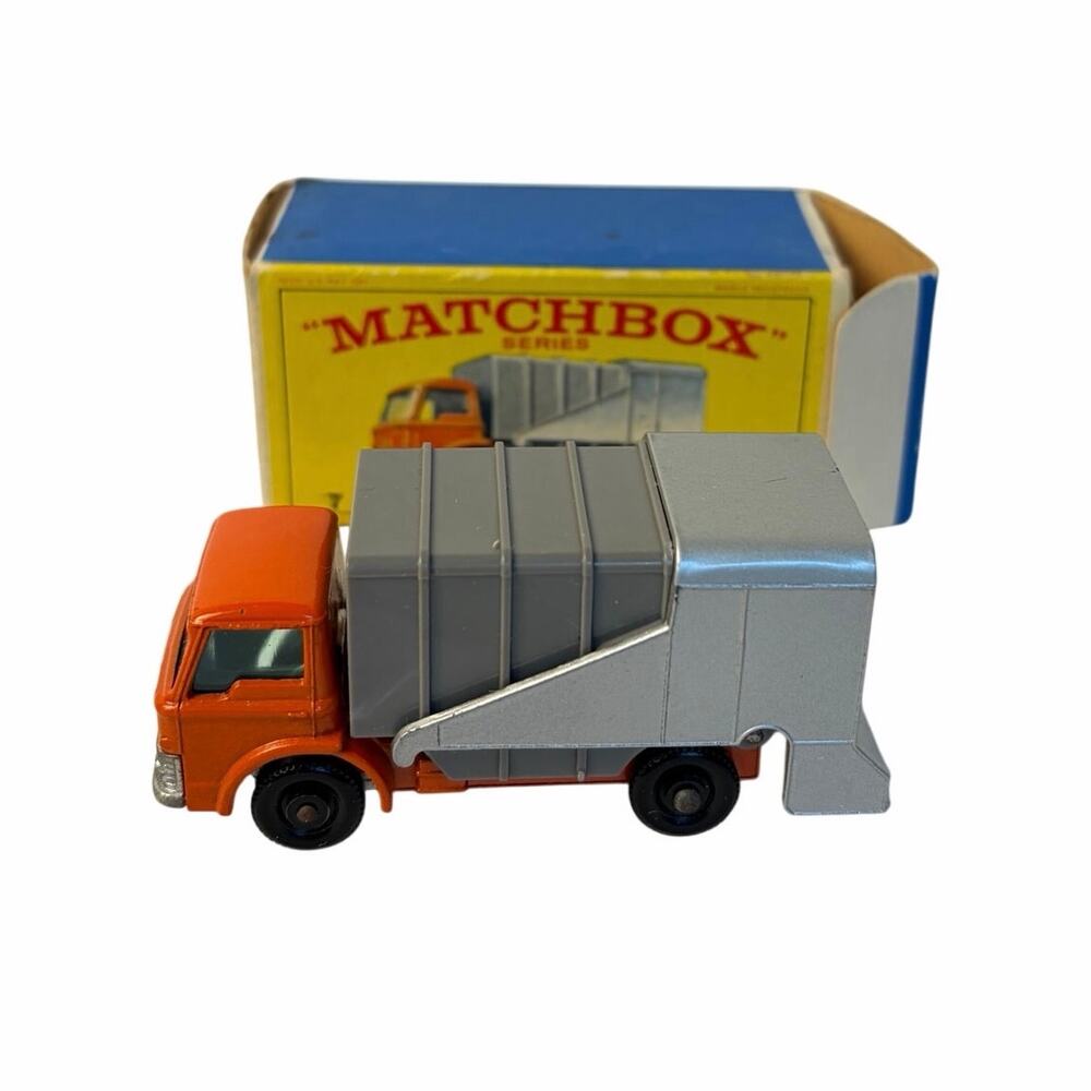 VTG Lesney Matchbox #7 Refuse Truck in original box. 1960s. RARE. dump motion